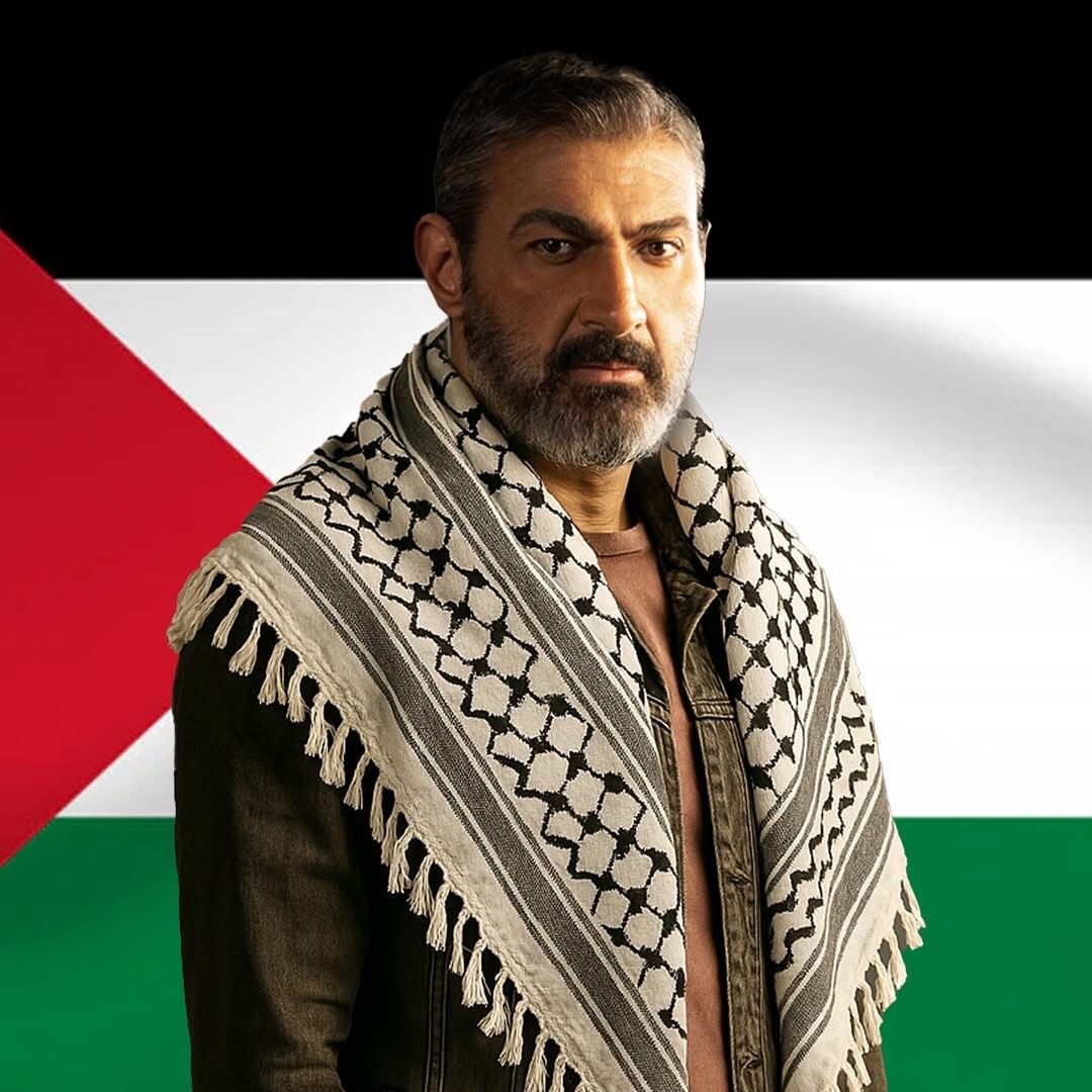 بالكوفية الفلسطينية ياسر جلال يدعم القضية