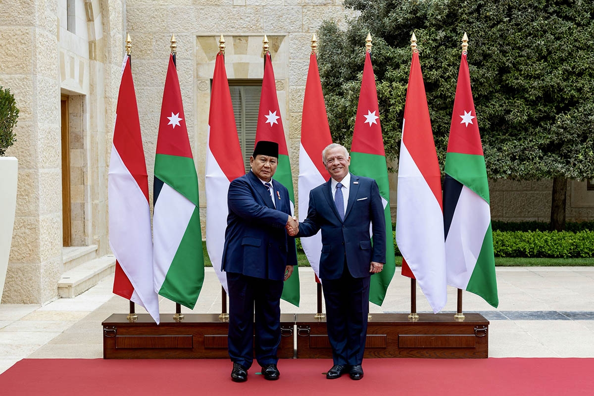الملك والرئيس الإندونيسي يبحثان العلاقات الثنائية والتطورات بالإقليم