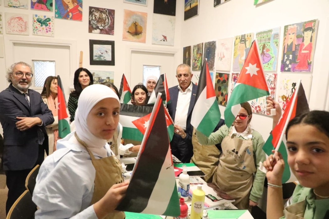 مبادرة "عبق اللون" تحتفي باليوم الوطني للعلم الأردني