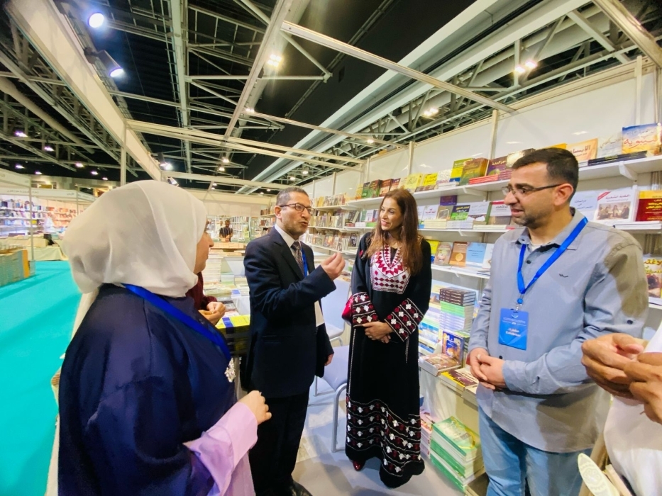 السفيرة النعيمات تزور الأجنحة الأردنية في معرض مسقط للكتاب