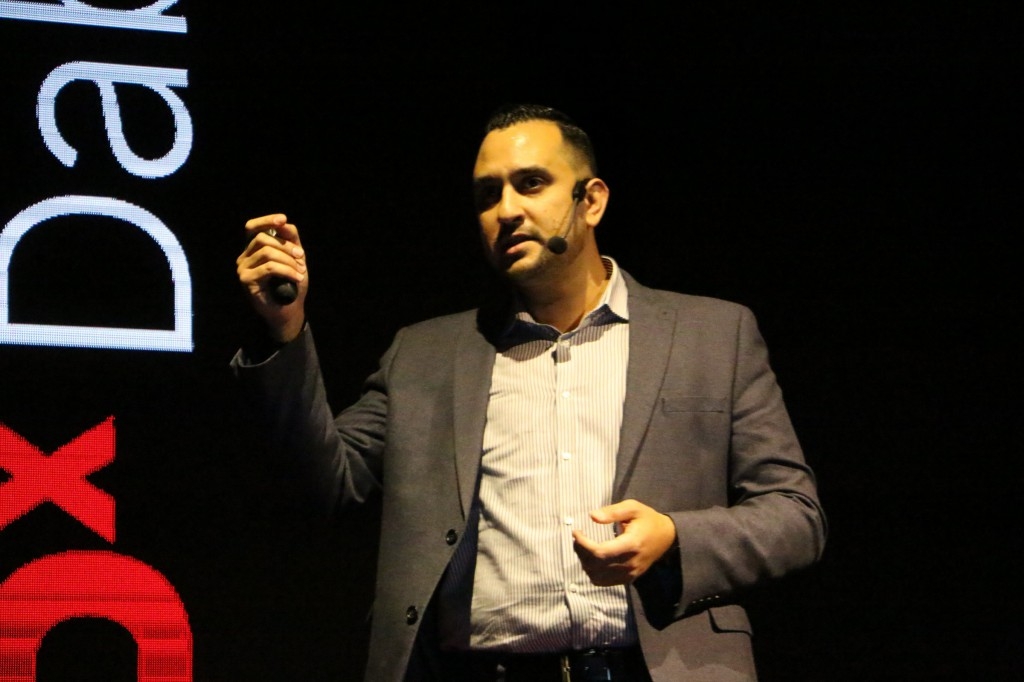 الشاعر يضيء على "فن الفشل" في TEDx Dabouq 2025
