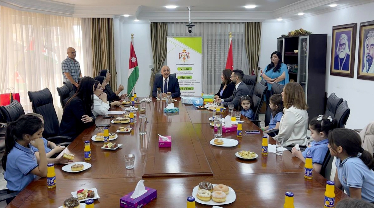 وزير البيئة يكرم مدرسة راهبات الوردية لفوزها بتحدي "BOOKR Class"
