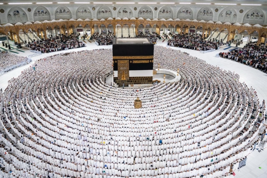 دشن الدورة العلمية الكبرى في موسم الحج بعنوان " تحقيق الآمال في أثر المناسك على تعزيز قيم الوحدة والتسامح والوسطية والاعتدال "بحضور الدوسري