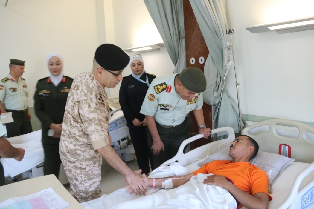 القوات المسلحة تحتفل بعيد الأضحى المبارك وكبار الضباط يعودون المرضى في جميع المستشفيات العسكرية