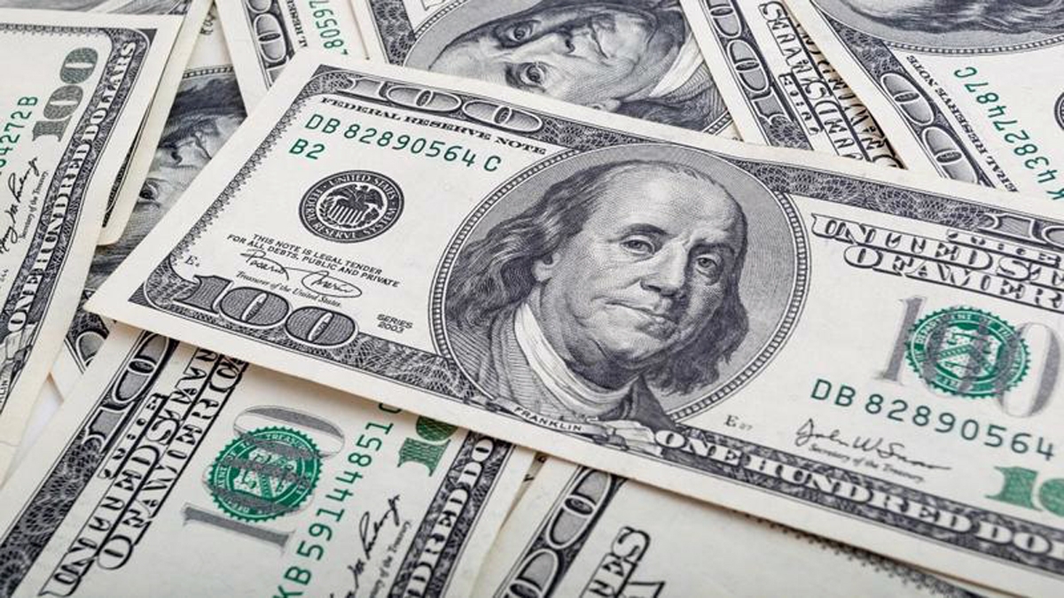 الدولار يرتفع مقابل معظم العملات الرئيسية