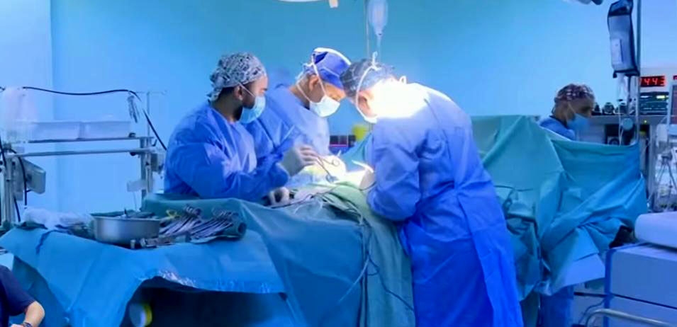 عملية نوعية ونادرة لجراحة الأوعية الدموية بمستشفى الحسين "السلط الجديد"