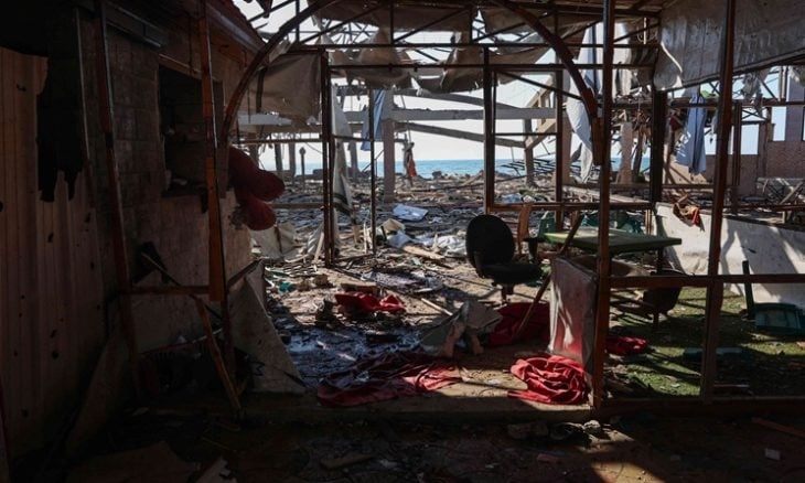 الغارديان: مقهى غزة قصف بذخيرة أمريكية ثقيلة وقد يشكل جريمة حرب