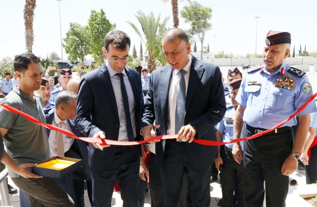 وزير الداخلية يفتتح مبنى الحافلات وغرفة الإدارة المتكاملة في مركز حدود جابر