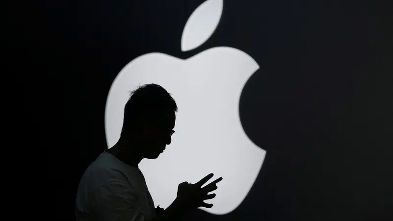 "أبل" تقاضي مُسربًا شهيرًا لسرقة أسرار "iOS 26"