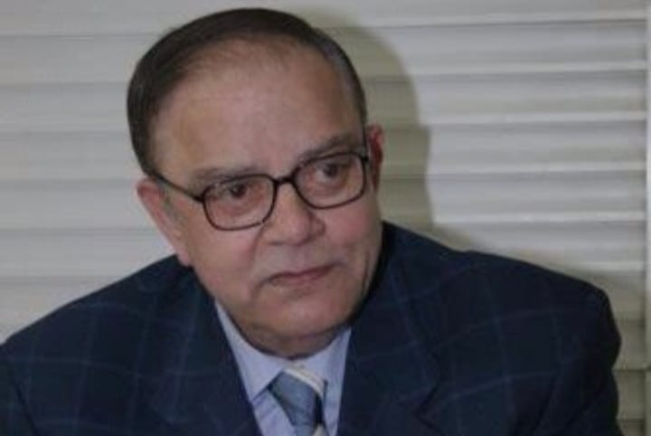 عاطف ابو حجر يكتب : الإعلامي الكبير يطلب الكرامة لا المساعدة