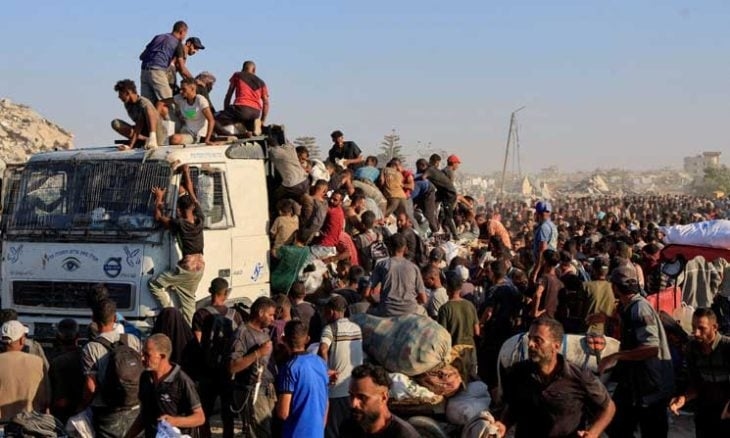 الاحتلال يقتل 19 فلسطينيا.. وانقلاب شاحنة مساعدات يودي بحياة 25 آخرين وسط قطاع غزة