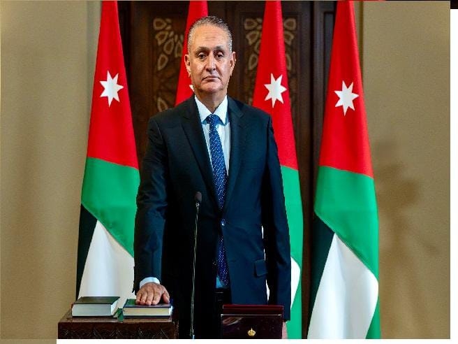 الصحفي علي عزبي فريحات يكتب : معالي ايمن سليمان ..القدوة والعمل الدؤوب لخدمة الوطن