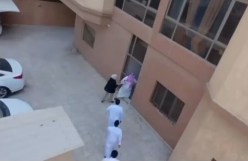 ضبط "مشعوذة" في مداهمة أمنية مثيرة بالكويت.. شاهد ماذا عثروا في منزلها! ـ