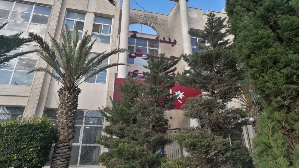 بلدية جرش الكبرى تزيل عمارة آيلة للسقوط