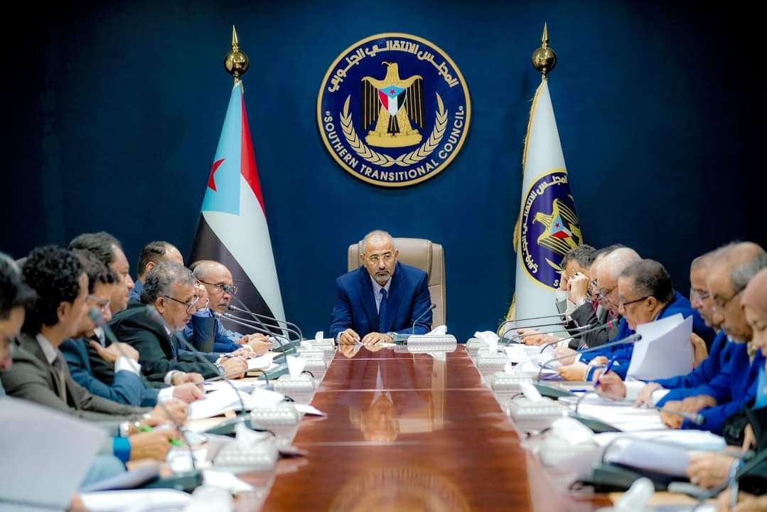 "الانتقالي" يباشر الانفصال بقرار يسري اليوم!