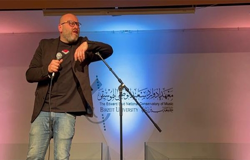 "الكبّة الحديدية" لنضال بدارنة.. "ستاند أب" كوميدي "حرّاق"!