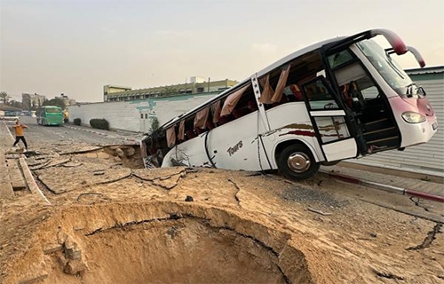 46 شهيداً.. قصف مستشفيين بقنابل "خارقة للتحصينات" وأحزمة نارية