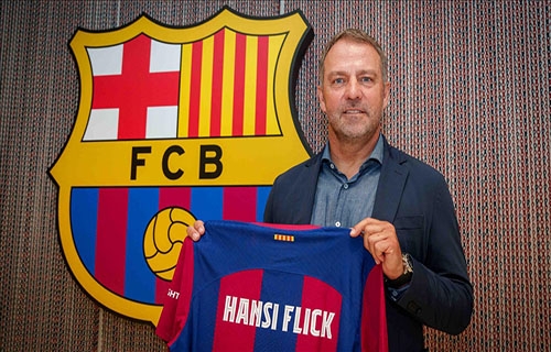 برشلونة يمدد عقد مدربه الالماني فليك حتى 2027