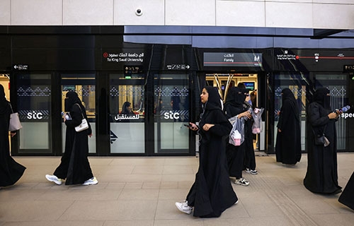 مترو الرياض يكسر الحواجز الاجتماعية في السعودية
