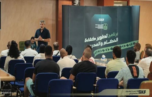 د. نزار طالب يحاضر في دورة مدربي الكيك بوكسينغ بالسعودية