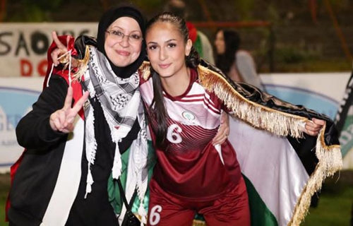 أحلام .. فتاة فلسطينية تعيش في السويد وتعشق الكرة منذ الطفولة بدعم من والدتها