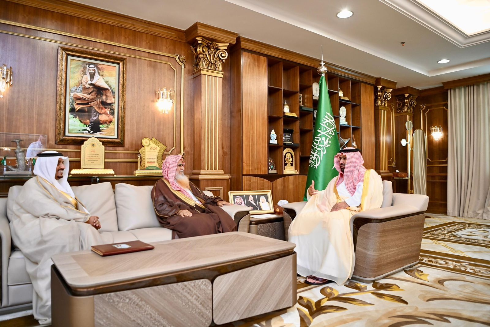 أمير جازان يستقبل مفوض الإفتاء بالمنطقة