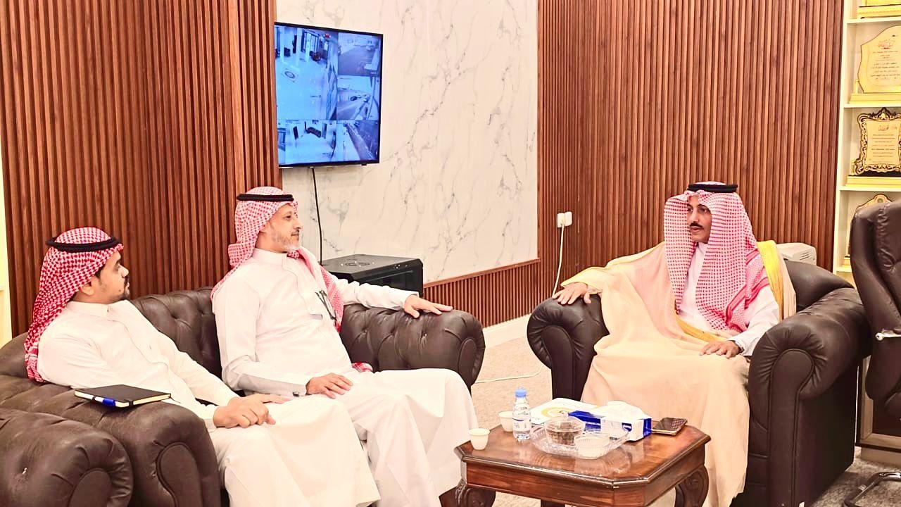 محافظ صامطة يستعرض مع جمعية عمارة للعناية بالمساجد جهود تطوير بيوت الله