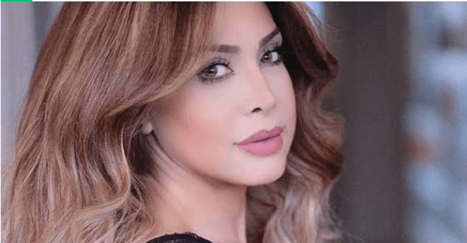 نوال الزغبي تعثرت بمكبرات الصوت فسقطت على المسرح!