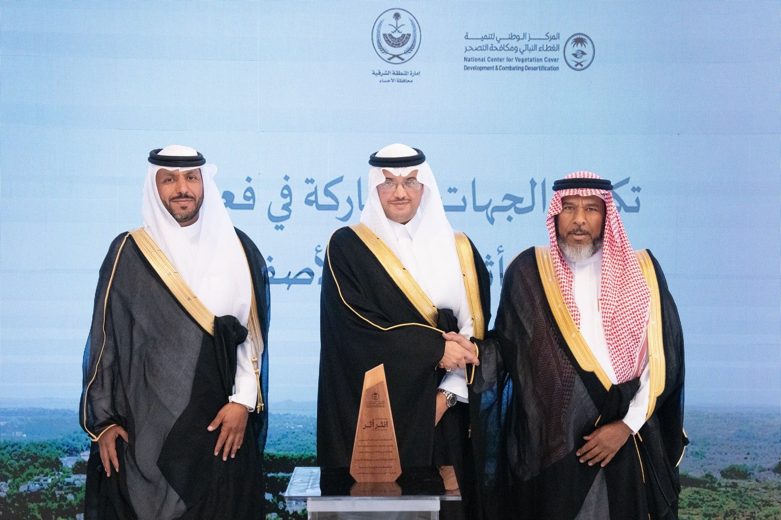 " محافظ الأحساء ".... يكرّم المشاركين في مبادرة "أنثر أثر"