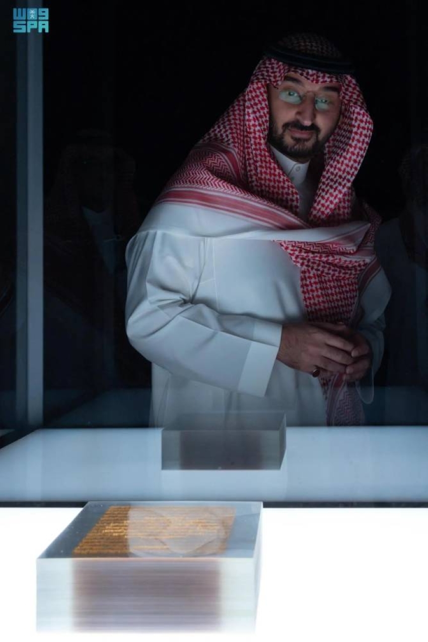 "وزير الحرس الوطني يتفقد كنوز 'بينالي الفنون الإسلامية 2025' بجدة"
