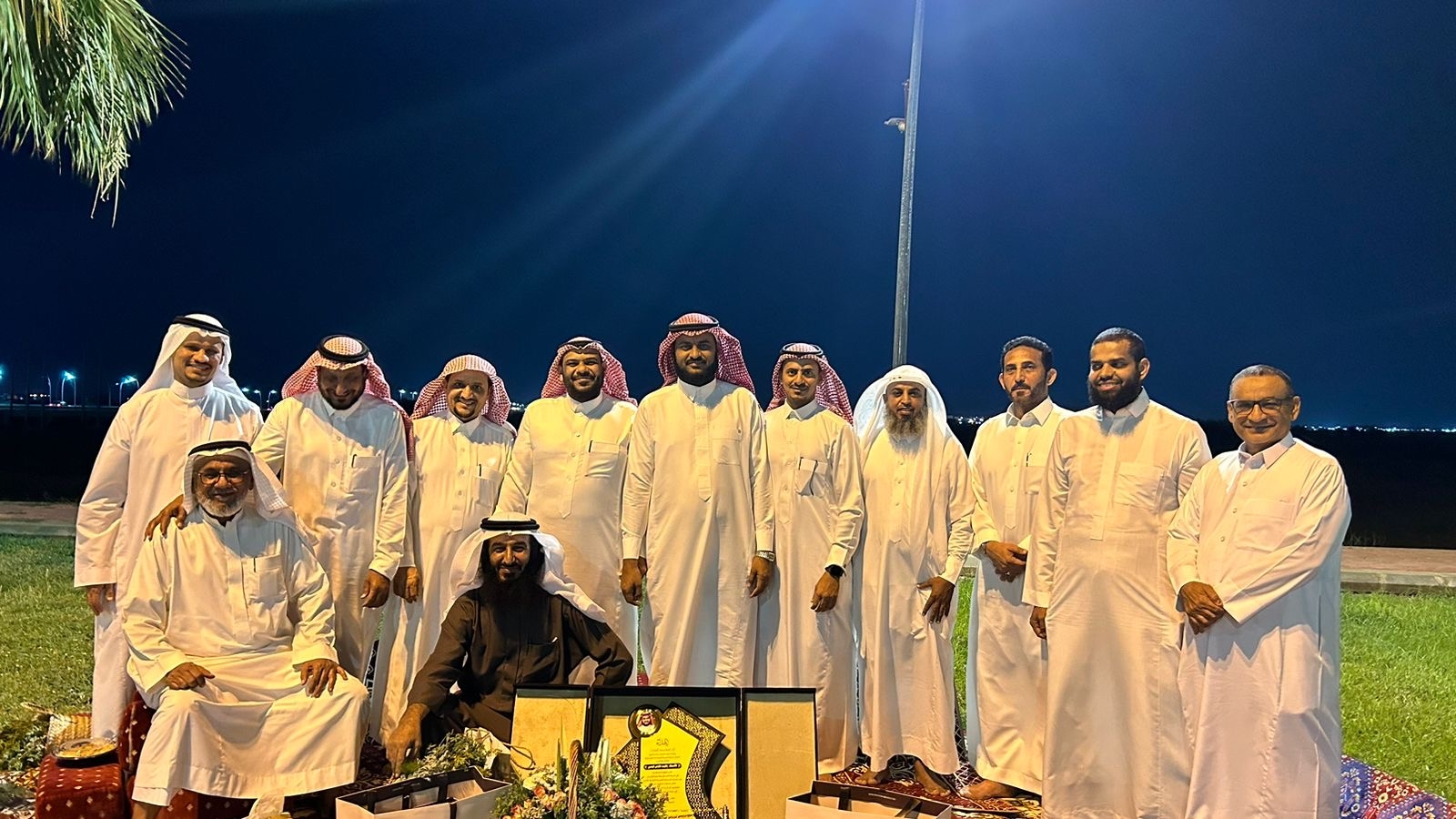 أعضاء المجلس الإستشاري بمركز الرعاية الصحية الأولية بأحد المسارحة يكرمون رئيسهم