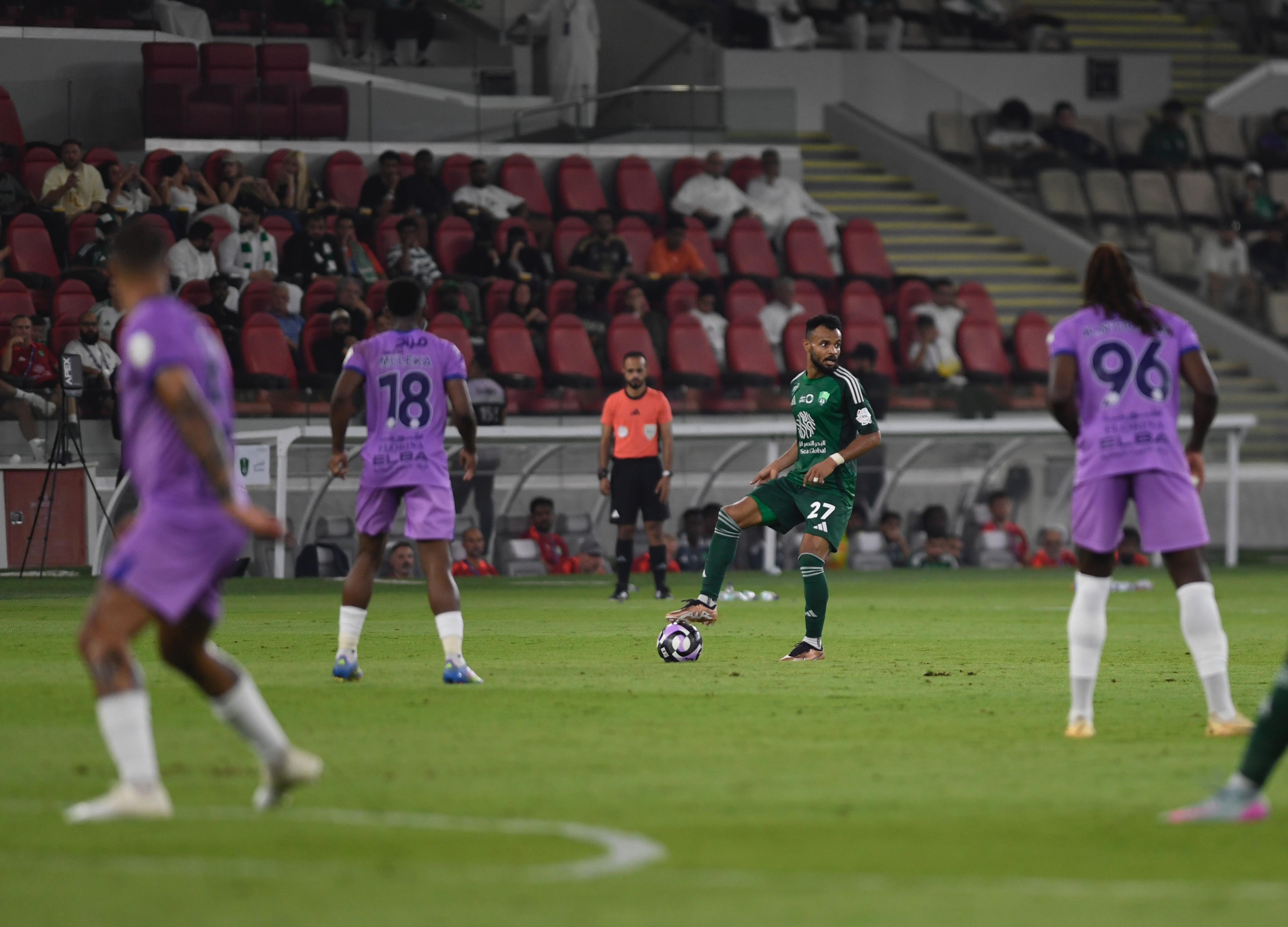 "الأهلي يكتسح الخلود برباعية ويواصل تألقه في دوري روشن السعودي"