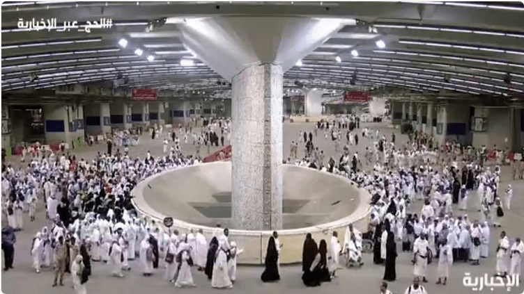 حُجّاج بيت الله الحرام يرمون الجمرات الثلاث في ثاني أيام التشريق