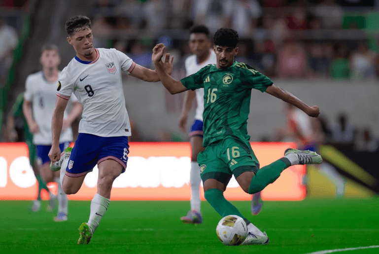 "الأخضر" يخسر بصعوبة أمام أمريكا في الكأس الذهبية