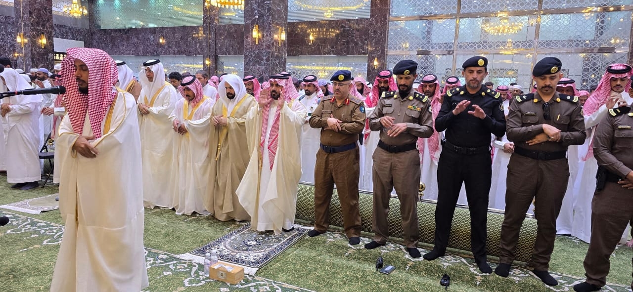 محافظ محايل يتقدم المصلين في صلاة عيد الأضحى المبارك
