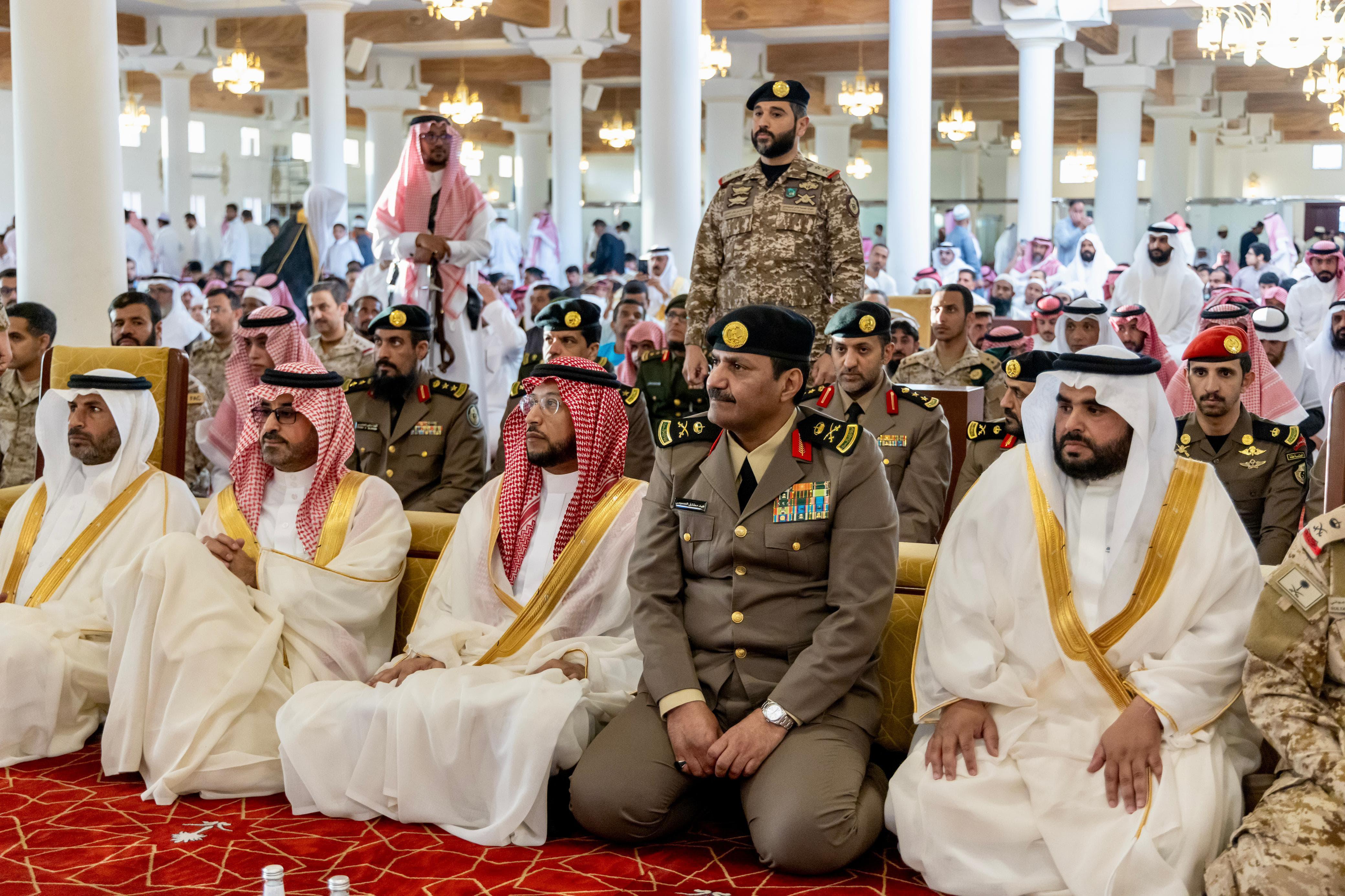 نائب أمير منطقة عسير يتقدم المصلين صباح عيد الاضحى