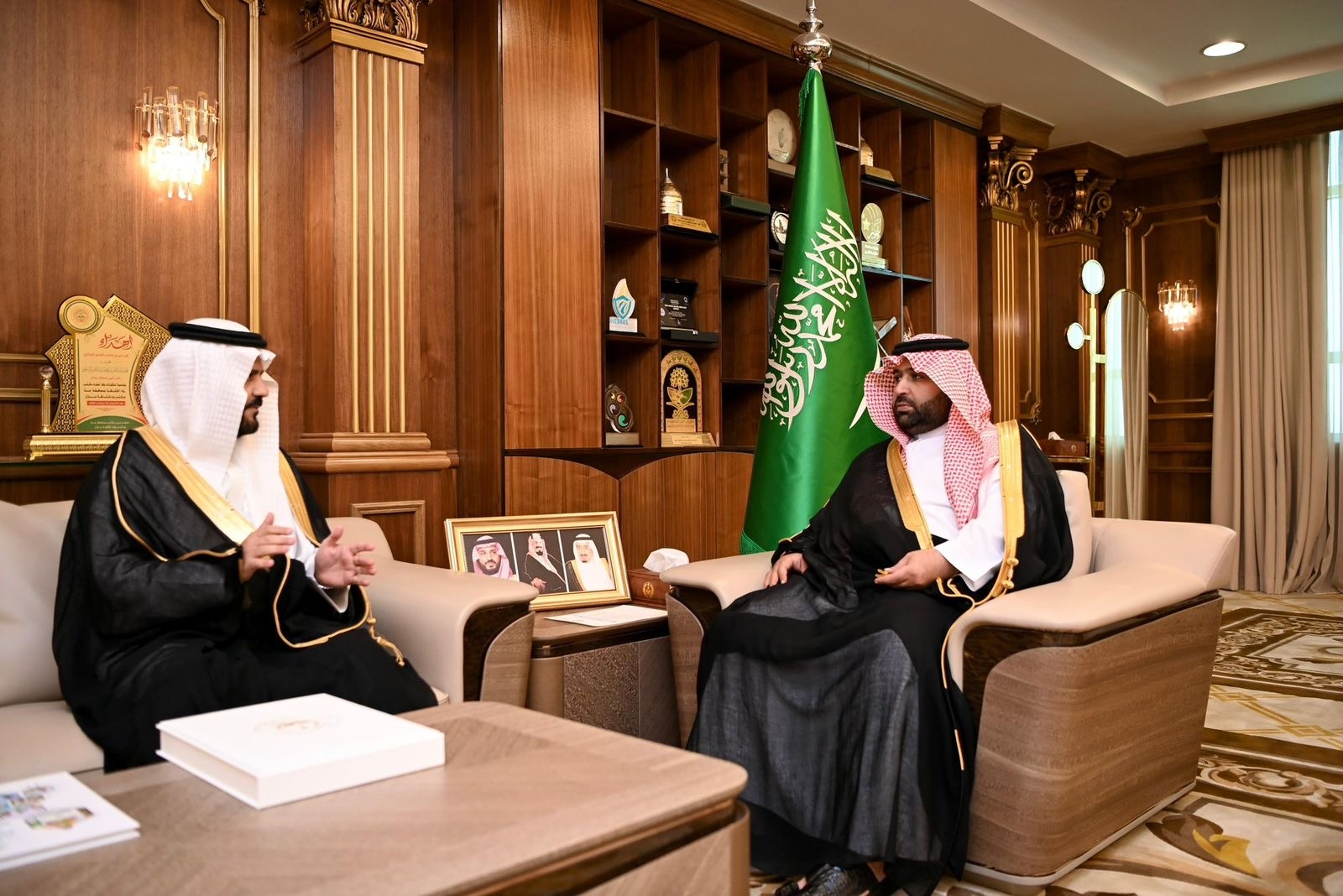 أمير جازان يتسلّم التقرير السنوي لهيئة تطوير وتعمير المناطق الجبلية