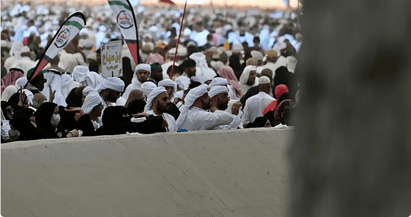 حجاج بيت الله الحرام يكملون رمي الجمرات الثلاث في أول أيام التشريق