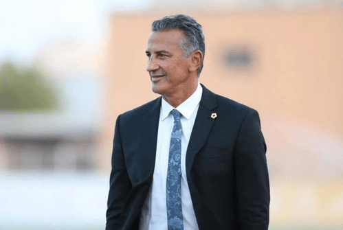 نيوم يودع المدرب شاموسكا بعد قيادته الفريق لدوري المحترفين