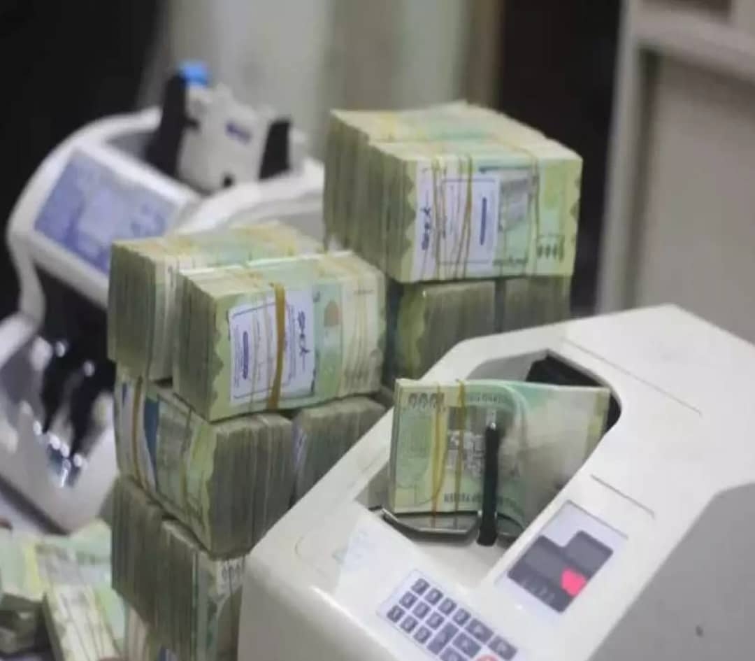 خبير اقتصادي : رواتب موظفي الدولة انخفضت استفادت منها الحكومة وتضرر الموظف