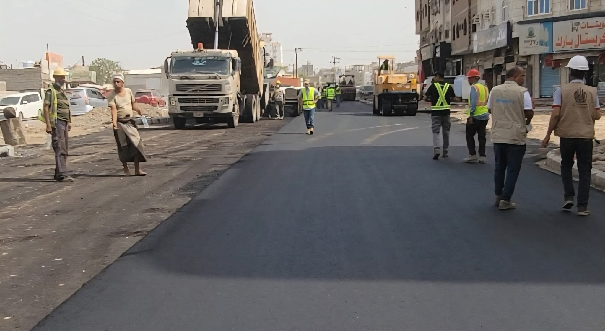 مدير عام المنصورة يدشن أعمال فرش الطبقة الأسفلتية بمشروع إعادة تأهيل شارع الخمسين