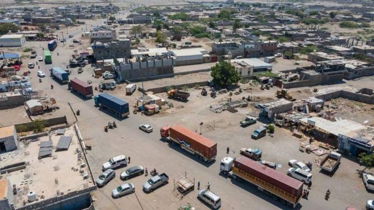 بدعم إماراتي.. وصول معدات خامس محطة طاقة شمسية للحديدة