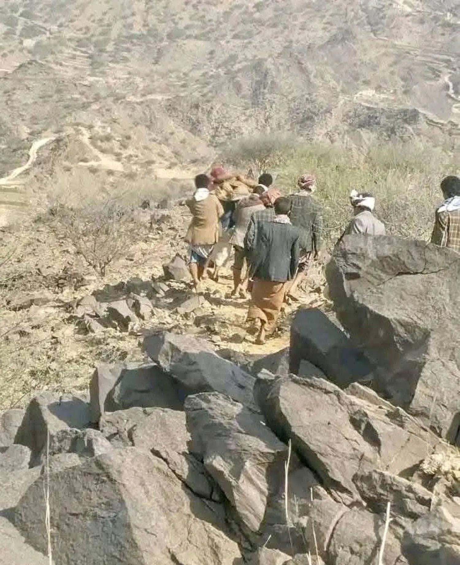 الفقر في مناطق سيطرة الحوثيين يدفع السكان للمخاطرة بحياتهم