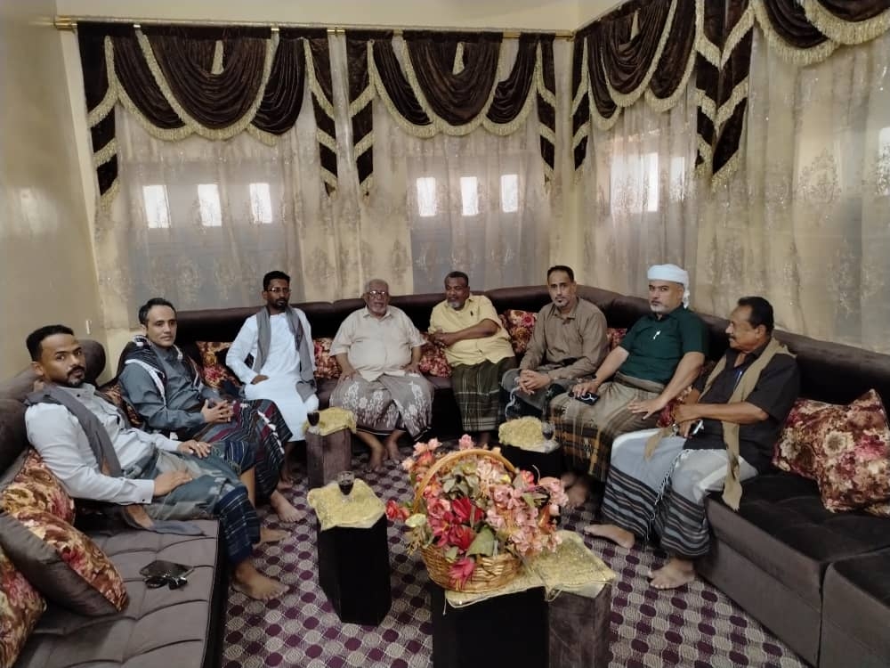 بتوجيهات من رئيس الجمعية الوطنية.. "باسمير" وعدد من الأعضاء يطمئنان على صحة الشخصية التربوية والنضالية الأستاذ "سالم باعثمان"