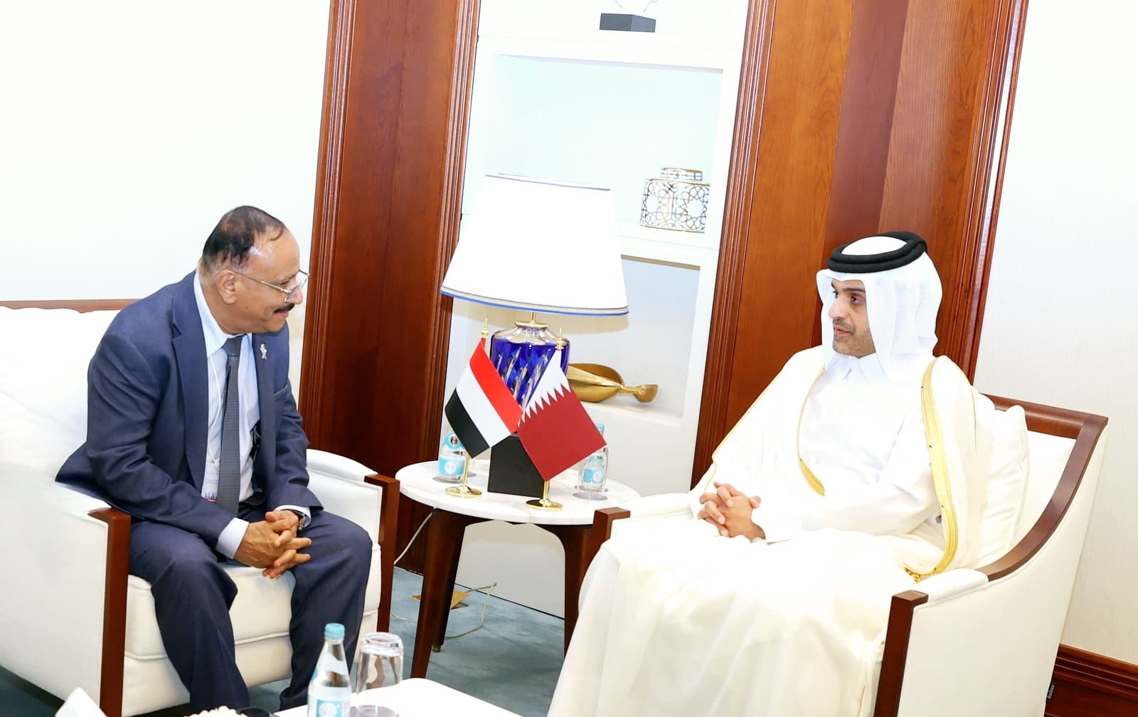 وزير النقل يلتقي نظيره القطري لبحث اوجه التعاون المشترك ويتقدم بطلب فتح الرحلات الجوية بين مطاري عدن وحمد الدوليين