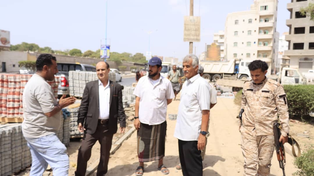 مدير عام دارسعد يتفقد مستوى الإنجاز في أعمال ترميم وإعادة تأهيل المتنفس المجاور لثانوية زينب علي قاسم