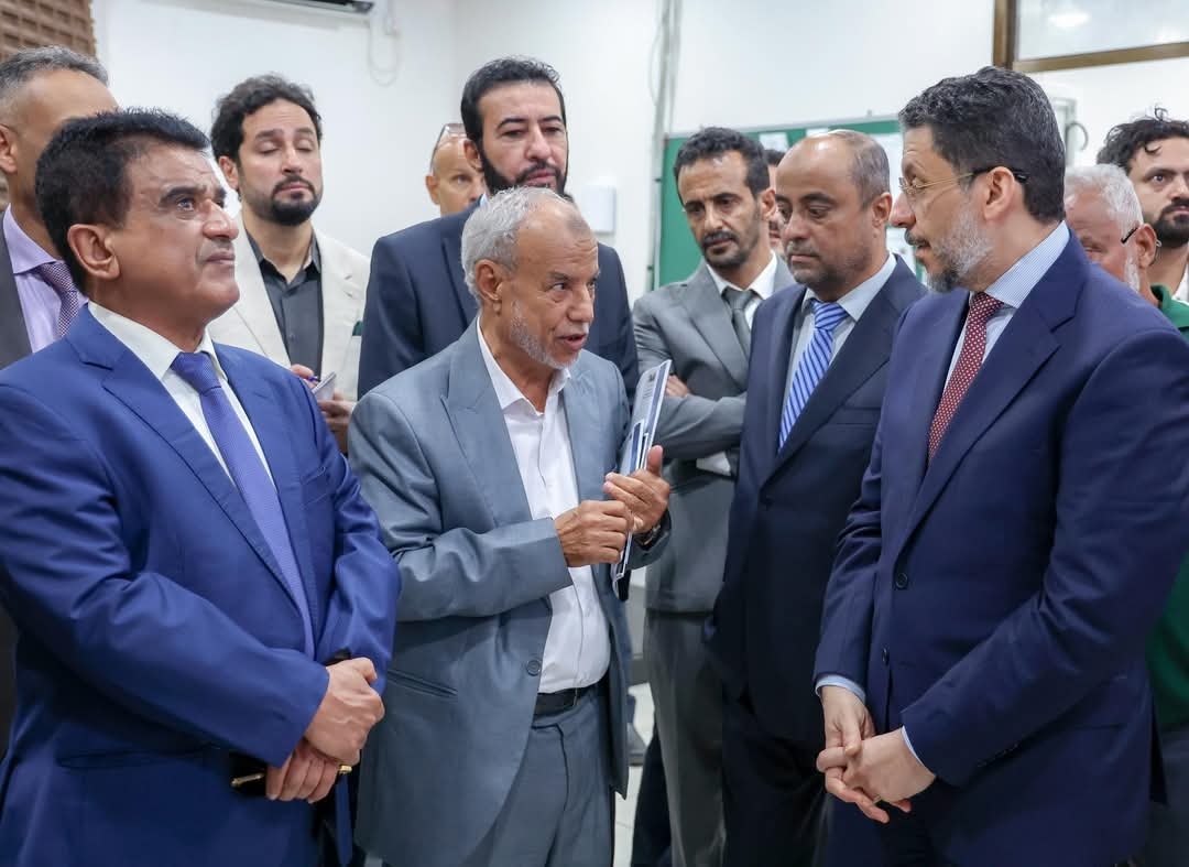 رئيس الوزراء يتفقد سير العمل في هيئة المساحة الجيولوجية ويعقد اجتماعاً موسعاً لمناقشة دورها وخططها