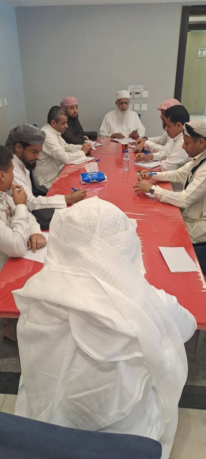 رئيس لجنة الحجاج اليمنيين في المدينة المنورة يعقد اجتماعًا باللجان الميدانية