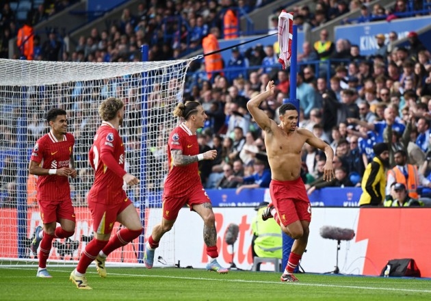 ليفربول يلامس لقب البريميرليج في ليلة هبوط ليستر سيتي
