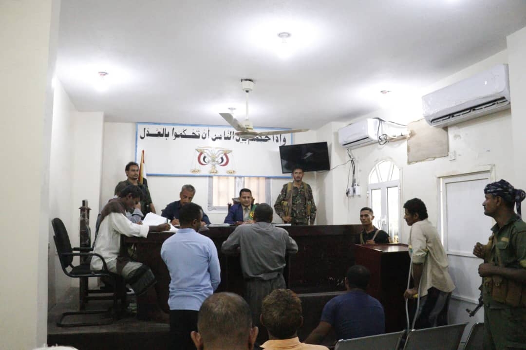 محكمة الخوخة تصدر أحكامًا في قضايا جنائية وتباشر محاكمة متهمين باختلاس وقتل قائد أمني